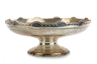 Lot 1046 - GEORGE VI SILVER COMPORT