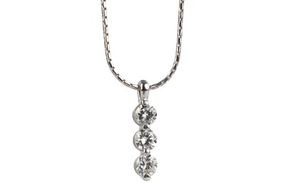 Lot 612 - DIAMOND THREE STONE PENDANT