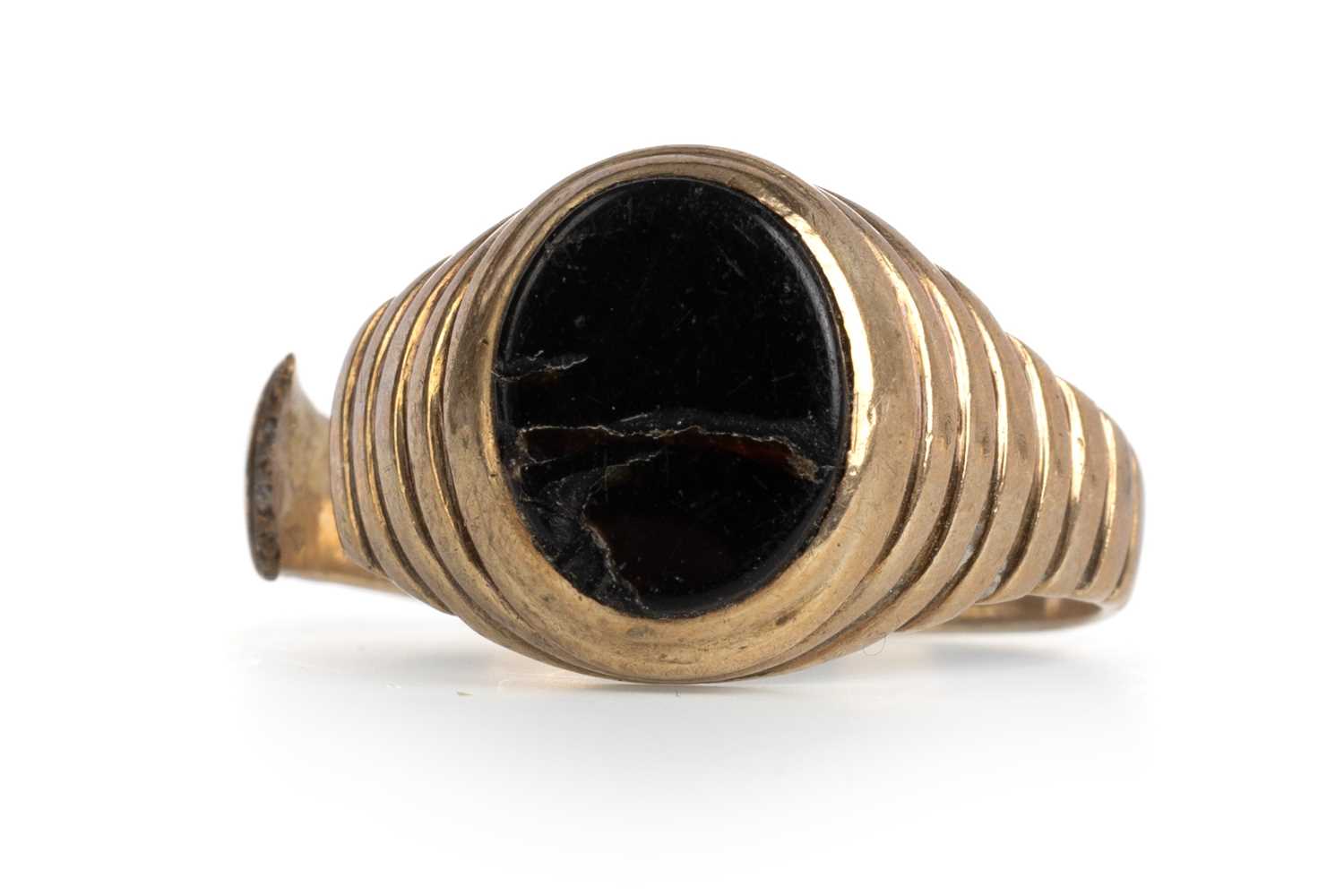 Lot 620 - SIGNET RING,