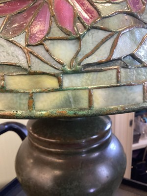 Lot 444 - TIFFANY STUDIOS LEADED GLASS 'POINSETTIA' BORDER LAMP