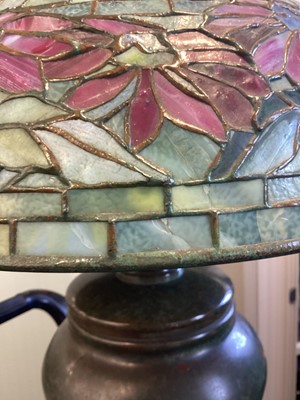Lot 444 - TIFFANY STUDIOS LEADED GLASS 'POINSETTIA' BORDER LAMP
