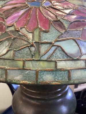 Lot 444 - TIFFANY STUDIOS LEADED GLASS 'POINSETTIA' BORDER LAMP