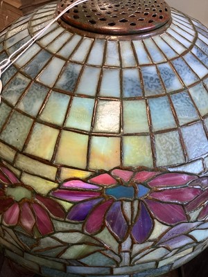 Lot 444 - TIFFANY STUDIOS LEADED GLASS 'POINSETTIA' BORDER LAMP