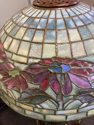 Lot 444 - TIFFANY STUDIOS LEADED GLASS 'POINSETTIA' BORDER LAMP