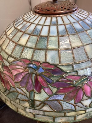 Lot 444 - TIFFANY STUDIOS LEADED GLASS 'POINSETTIA' BORDER LAMP