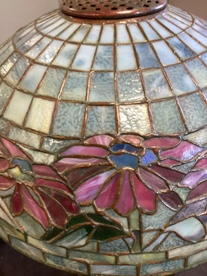Lot 444 - TIFFANY STUDIOS LEADED GLASS 'POINSETTIA' BORDER LAMP