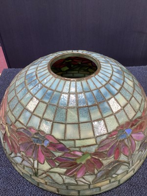 Lot 444 - TIFFANY STUDIOS LEADED GLASS 'POINSETTIA' BORDER LAMP