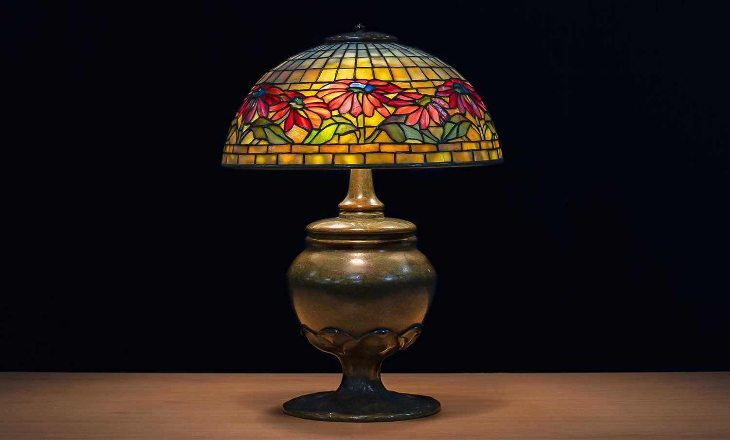 Lot 444 - TIFFANY STUDIOS LEADED GLASS 'POINSETTIA' BORDER LAMP