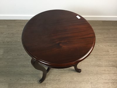 Lot 425 - CONTEMPORARY MAHOGANY OCCASIONAL TABLE