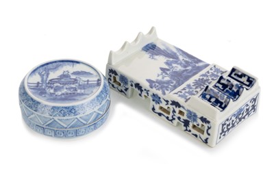 Lot 1496 - CHINESE BLUE AND WHITE BRUSH REST
