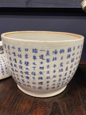 Lot 1446 - CHINESE BLUE AND WHITE 'BLEU DE HUE' LIDDED BOWL