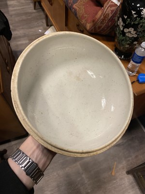 Lot 1446 - CHINESE BLUE AND WHITE 'BLEU DE HUE' LIDDED BOWL