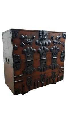 Lot 1504 - KOREAN BANDAJI CHEST OR TANSU