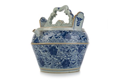 Lot 1517 - CHINESE BLUE AND WHITE WATER POT
