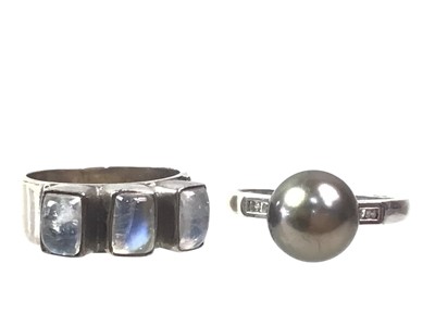 Lot 782 - NINE CARAT GOLD PEARL AND DIAMOND RING