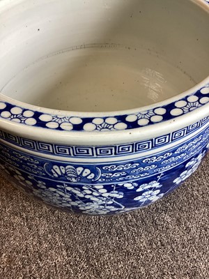 Lot 1528 - CHINESE BLUE AND WHITE FISH BOWL