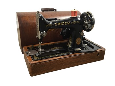 Lot 732 - SINGER SEWING MACHINE
