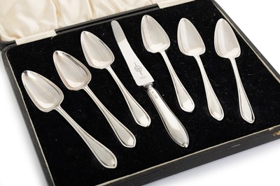 Lot 1079 - SET OF SIX GEORGE V SILVER GRAPEFRUIT SPOONS