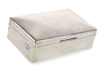 Lot 1085 - GEORGE VI SILVER CIGAR CASKET
