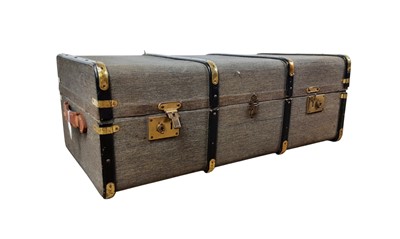 Lot 113 - VINTAGE TRAVEL TRUNK
