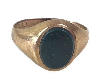 Lot 279 - NINE CARAT GOLD SIGNET RING