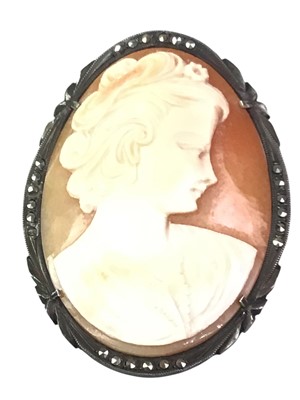 Lot 359 - GROUP OF COSTUME JEWELLERY