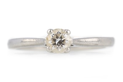 Lot 502 - DIAMOND SOLITAIRE RING