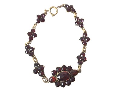 Lot 462 - FOUR PIECES OF GARNET JEWELLERY