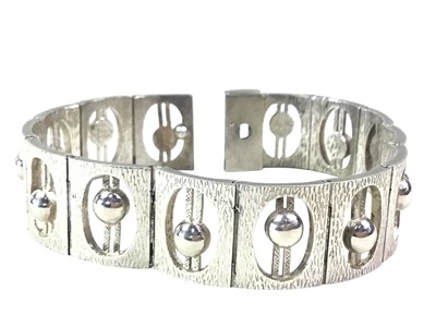 Lot 625 - COLLECTION OF GOLD EARRINGS, WEDDING BAND AND COSTUME JEWELLERY