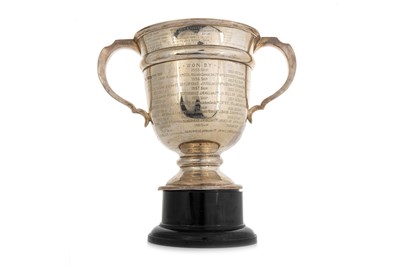 Lot 1102 - CURLING INTEREST - GEORGE V SILVER TWIN HANDLED PRIZE TROPHY