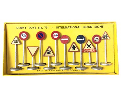 Lot 318 - DINKY TOYS, INTERNATIONAL ROAD SIGNS