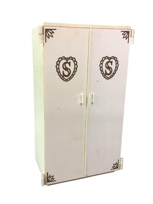 Lot 807 - GROUP OF SINDY TOY FURNITURE