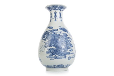Lot 1662 - CHINESE BLUE AND WHITE VASE