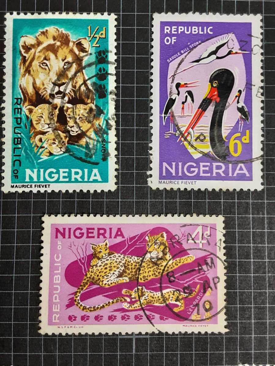 Lot 55 - COLLECTION OF LOOSE STAMPS AND STAMP ALBUMS