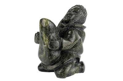 Lot 198 - CANADIAN INUIT FOLK ART, CARVED HARDSTONE SERPENTINE MOTHER AND CHILD