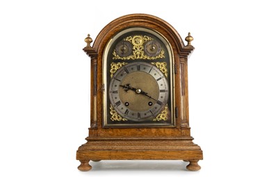 Lot 1032 - OAK CASED BRACKET STYLE CLOCK