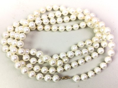 Lot 240 - SMALL COLLECTION OF COSTUME JEWELLERY