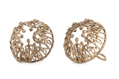Lot 488 - PAIR OF STUART DEVLIN 'PEOPLE' EARRINGS