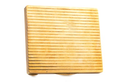 Lot 527 - FOURTEEN CARAT GOLD CIGARETTE CASE