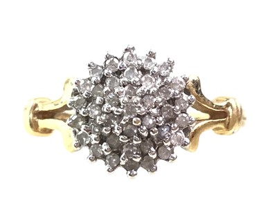 Lot 374 - DIAMOND CLUSTER RING