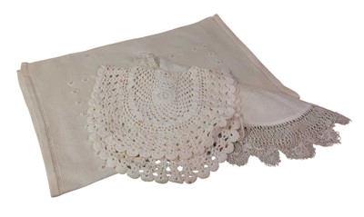 Lot 426 - COLLECTION OF VINTAGE LINEN