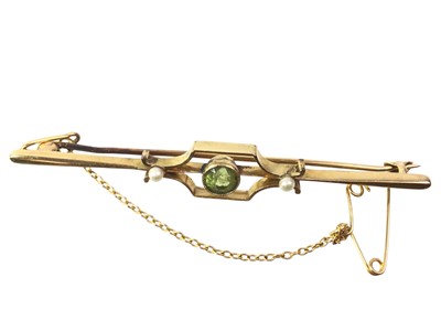 Lot 498 - PERIDOT AND SEED PEARL BAR BROOCH