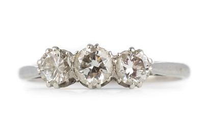 Lot 514 - DIAMOND THREE STONE RING