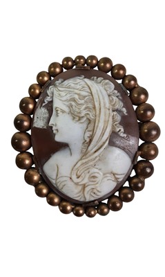 Lot 583 - GROUP OF COSTUME JEWELLERY