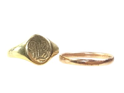 Lot 584 - WEDDING BAND
