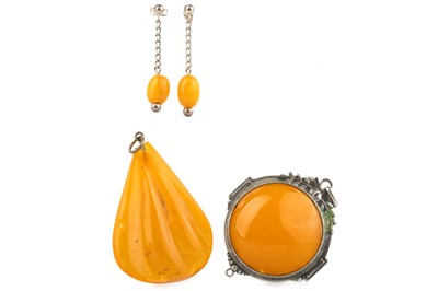 Lot 564 - GROUP OF AMBER