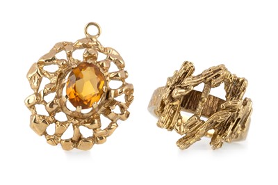 Lot 543 - NINE CARAT GOLD RING AND PENDANT