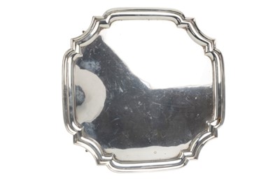 Lot 813 - GEORGE V SILVER SALVER