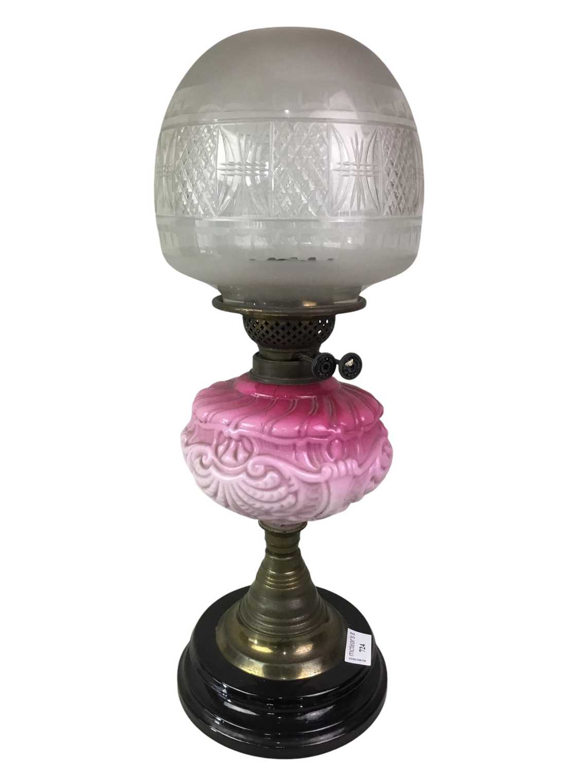 Lot 724 - VICTORIAN OIL LAMP