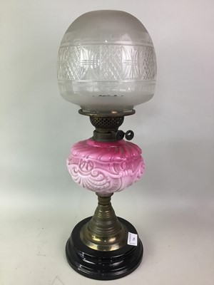 Lot 724 - VICTORIAN OIL LAMP